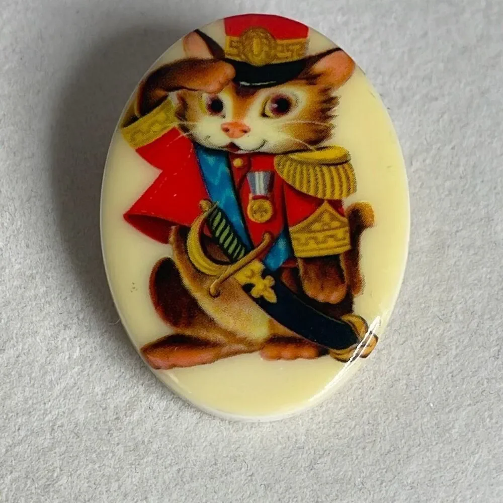 Vintage saluting kitty in uniform pin.